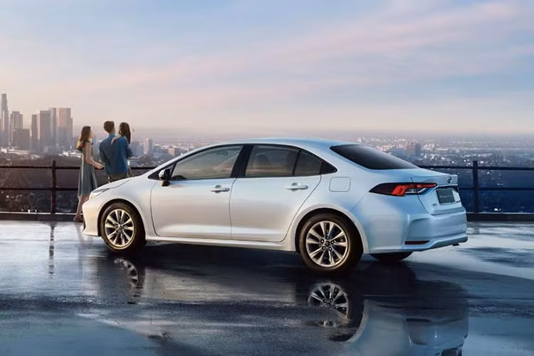 Bên trong Toyota Corolla Altis 2023 tại Trung Quốc thêm một trang bị mới là màn hình cảm ứng trung tâm 10,25 inch, hỗ trợ Apple CarPlay, Baidu CarLife và HiCar để kết nối với điện thoại thông minh. Màn hình này sẽ được trang bị tiêu chuẩn cho phần lớn các phiên bản của xe. Riêng bản tiêu chuẩn chỉ dùng màn hình cảm ứng trung tâm 7 inch.