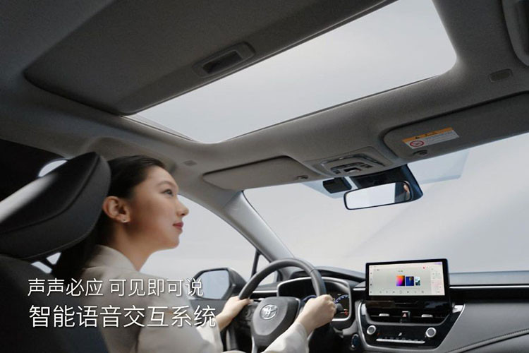 Dù ở phiên bản nào, Toyota Corolla Altis 2023 đều được trang bị gói công nghệ an toàn chủ động ADAS tiêu chuẩn. Gói này bao gồm hệ thống kiểm soát hành trình thích ứng với tính năng Stop and Go và hệ thống cảnh báo tiền va chạm với tính năng phát hiện người đi bộ.