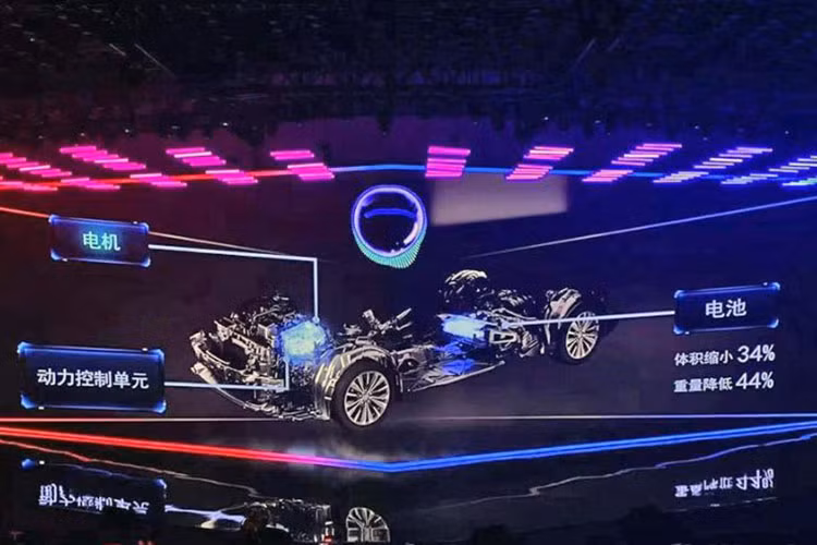 Trên phiên bản 2023 tại thị trường tỷ dân, mẫu xe sedan Toyota Corolla Altis 2023 không thay đổi về mặt thiết kế. Thay vào đó, hãng xe Nhật Bản chỉ nâng cấp trang bị và động cơ của mẫu sedan hạng C này.