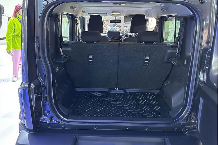 Nằm bên dưới nắp ca-pô của Suzuki Jimny 5 cửa cũng là động cơ xăng 4 xi-lanh, hút khí tự nhiên, dung tích 1.5L với công suất tối đa 105 mã lực tại tua máy 6.000 vòng/phút và mô-men xoắn cực đại 134 Nm tại tua máy 4.000 vòng/phút. Động cơ kết hợp với hộp số sàn 5 cấp hoặc tự động 4 cấp và hệ dẫn động 4 bánh AllGrip Pro với hộp số phụ.