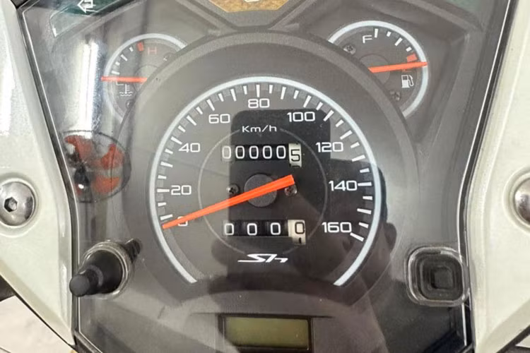 Tại Việt Nam, SH được biết đến là mẫu xe tay ga cao cấp và rất được lòng khách hàng. Đặc biệt, những chiếc SH đời 2010 – 2012 được nhập khẩu từ Ý luôn được các dân chơi săn đón và sẵn sàng bỏ ra số tiền lớn để sở hữu.