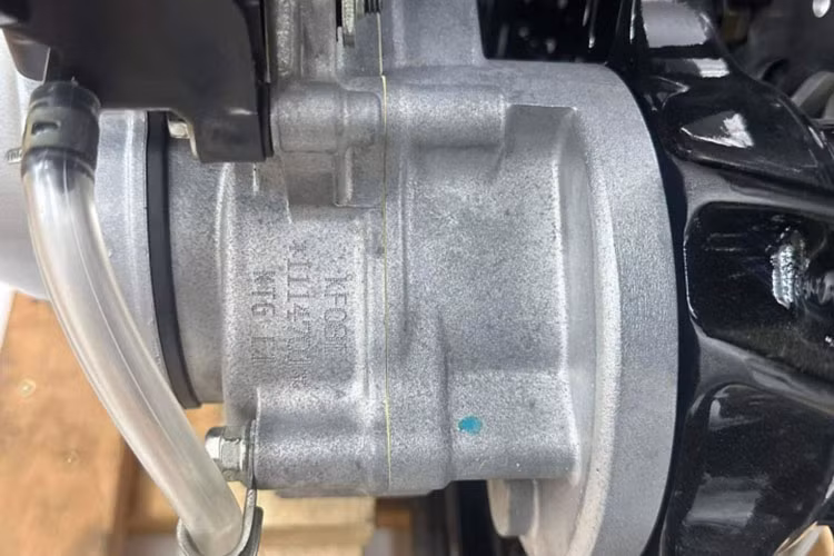 Honda SH 150i đời 2012 vẫn sử dụng đèn halogen, chìa khóa cơ, phanh CBS và cốp không quá rộng. Honda SH 150i nhập Italy thế hệ này được trang bị động cơ 150 cc phun xăng điện tử, làm mát bằng chất lỏng, sản sinh công suất 15,5 mã lực và mô-men xoắn 14 Nm.