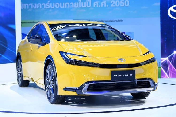  2. Toyota Prius Chi phí hàng năm: 155 USD (khoảng 3,6 triệu đồng) vào năm thứ nhất, 727 USD (17,1 triệu đồng) vào năm thứ 10.. Chi phí 10 năm: 4.008 USD (94 triệu đồng). Khả năng cần sửa chữa lớn: 11,2%. Toyota Prius hybrid là một trong những chiếc xe tiết kiệm nhiên liệu nhất trên thị trường với mức tiêu thụ nhiên liệu 4,06 lít/100 km trong thành phố và 4,4 lít /100 km trên đường cao tốc theo ước tính của EPA. Đây cũng là mẫu xe có chi phí bảo trì và sửa chữa phải chăng.