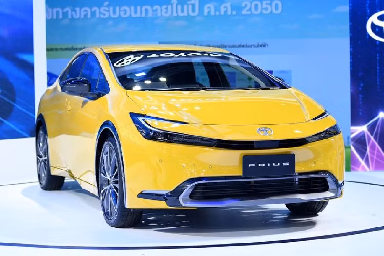  2. Toyota Prius Chi phí hàng năm: 155 USD (khoảng 3,6 triệu đồng) vào năm thứ nhất, 727 USD (17,1 triệu đồng) vào năm thứ 10.. Chi phí 10 năm: 4.008 USD (94 triệu đồng). Khả năng cần sửa chữa lớn: 11,2%. Toyota Prius hybrid là một trong những chiếc xe tiết kiệm nhiên liệu nhất trên thị trường với mức tiêu thụ nhiên liệu 4,06 lít/100 km trong thành phố và 4,4 lít /100 km trên đường cao tốc theo ước tính của EPA. Đây cũng là mẫu xe có chi phí bảo trì và sửa chữa phải chăng.