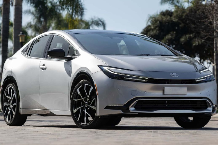  4. Toyota Prius Prime Chi phí hàng năm: 164 USD (khoảng 3,8 triệu đồng) vào năm thứ nhất, 736 USD (17,4 triệu đồng) vào năm thứ 10. Chi phí 10 năm: 4.098 USD (96 triệu đồng). Khả năng cần sửa chữa lớn: 11,9%. Phiên bản PHEV của Toyota Prius hybrid thu hẹp khoảng cách giữa xe chạy xăng và điện. Nó sẽ chạy bằng pin trong 40 km đầu tiên trước khi chuyển sang chế độ hybrid để đạt mức tiêu thụ ước tính 4,3 lít /100km.