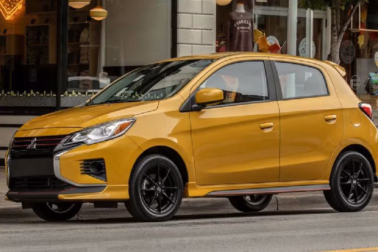  9. Mitsubishi Mirage Chi phí hàng năm: 163 USD (khoảng 3,8 triệu đồng) vào năm thứ nhất, 933 USD (2,2 triệu đồng) vào năm thứ 10. Khả năng cần sửa chữa lớn: 15,1%. Chi phí 10 năm: 4.939 USD (116 triệu đồng) Mitsubishi Mirage chỉ sử dụng động cơ 3 xi-lanh, tương đối yếu nhưng nó khá phù hợp chạy trong thành phố. Điểm nổi bật của Mitsubishi Mirage bao gồm khả năng tiết kiệm nhiên liệu và chi phí sở hữu thấp.