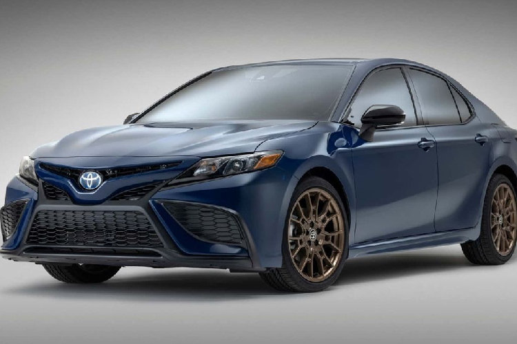  5. Toyota Camry Chi phí hàng năm: 160 USD (khoảng 3,7 triệu đồng) vào năm thứ nhất, 766 USD (18,1 triệu đồng) vào năm thứ 10. Chi phí 10 năm: 4.203 USD (100 triệu đồng). Khả năng cần sửa chữa lớn: 11,9%. Chi phí vận hành thấp và khả năng vận hành bền bỉ là đặc điểm nổi bật của Toyota Camry. Đây là một trong số ít mẫu xe trong phân khúc vẫn cung cấp động cơ V6 thay thế cho động cơ 4 xi-lanh cơ bản.