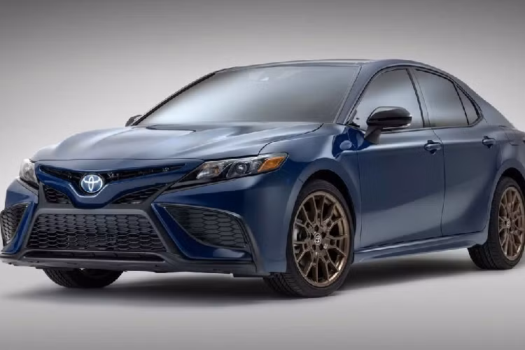  5. Toyota Camry Chi phí hàng năm: 160 USD (khoảng 3,7 triệu đồng) vào năm thứ nhất, 766 USD (18,1 triệu đồng) vào năm thứ 10. Chi phí 10 năm: 4.203 USD (100 triệu đồng). Khả năng cần sửa chữa lớn: 11,9%. Chi phí vận hành thấp và khả năng vận hành bền bỉ là đặc điểm nổi bật của Toyota Camry. Đây là một trong số ít mẫu xe trong phân khúc vẫn cung cấp động cơ V6 thay thế cho động cơ 4 xi-lanh cơ bản.