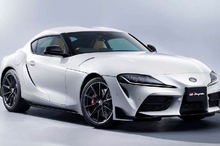  10. Toyota Supra Chi phí hàng năm: 220 USD (khoảng 5,2 triệu đồng) vào năm thứ nhất, 872 USD (2,0 triệu đồng) vào năm thứ 10. Chi phí 10 năm: 4.950 USD (117 triệu đồng). Khả năng cần sửa chữa lớn: 12,6% Phiên bản mới nhất của Toyota Supra chia sẻ hầu hết các bộ phận của nó với BMW Z4. Chiếc xe của thương hiệu Nhật sở hữu kiểu dáng thể thao độc đáo và chi phí bảo dưỡng rẻ bất ngờ, đặc biệt đối với một chiếc xe hiệu suất cao.