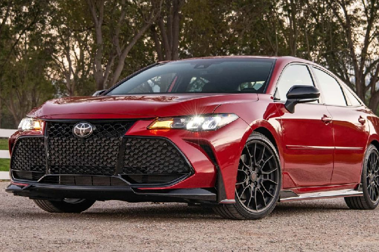  6. Toyota Avalon Chi phí hàng năm: 180 USD (khoảng 4,2 triệu đồng) vào năm thứ nhất, 787 USD (18,6 triệu đồng) vào năm thứ 10. Chi phí 10 năm: 4.407 USD (104 triệu đồng) Khả năng cần sửa chữa lớn: 11,9% Toyota Avalon là người anh em lớn hơn của Camry và sử dụng hầu hết các bộ phận cơ khí giống nhau, bao gồm cả động cơ V6. Đáng tiếc, Avalon hiện đã ngừng sản xuất.