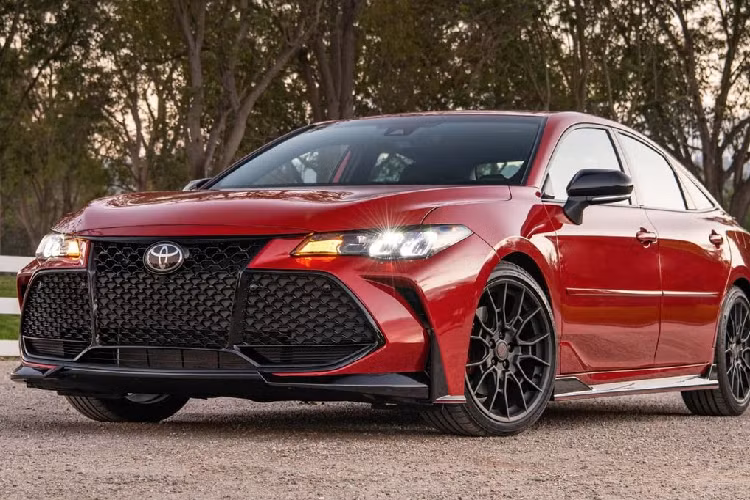  6. Toyota Avalon Chi phí hàng năm: 180 USD (khoảng 4,2 triệu đồng) vào năm thứ nhất, 787 USD (18,6 triệu đồng) vào năm thứ 10. Chi phí 10 năm: 4.407 USD (104 triệu đồng) Khả năng cần sửa chữa lớn: 11,9% Toyota Avalon là người anh em lớn hơn của Camry và sử dụng hầu hết các bộ phận cơ khí giống nhau, bao gồm cả động cơ V6. Đáng tiếc, Avalon hiện đã ngừng sản xuất.