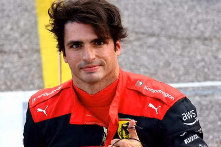 Xếp thứ 5 là tay đua Carlos Sainz khi kiếm được 12 triệu USD (281 tỷ đồng) mỗi năm.