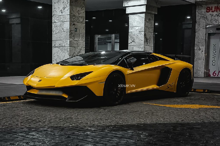 Siêu xe Lamborghini Aventador LP750-4 SuperVeloce Roadster được ra mắt tại sự kiện Pebble Beach Concours d'Elegance năm 2015. Lamborghini Aventador SV Roadster chỉ được sản xuất với số lượng giới hạn 500 chiếc, ít hơn 100 chiếc so với phiên bản Coupe.