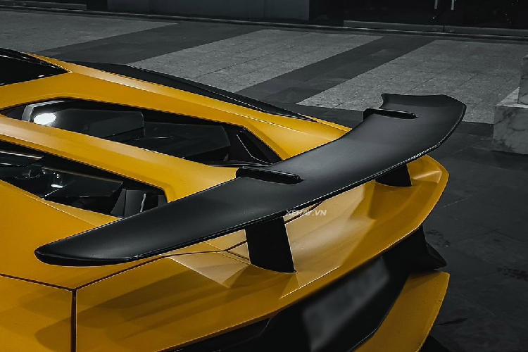 Lamborghini Aventador LP 750-4 SV Roadster được trang bị động cơ V12 6.5L cải tiến, mạnh hơn 49 mã lực so với mẫu Aventador tiêu chuẩn, tạo ra công suất lên đến 740 mã lực tại 8.400 vòng/phút và mô-men xoắn cực đại 690Nm.