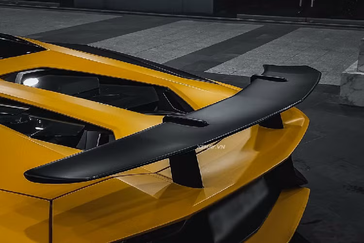 Lamborghini Aventador LP 750-4 SV Roadster được trang bị động cơ V12 6.5L cải tiến, mạnh hơn 49 mã lực so với mẫu Aventador tiêu chuẩn, tạo ra công suất lên đến 740 mã lực tại 8.400 vòng/phút và mô-men xoắn cực đại 690Nm.