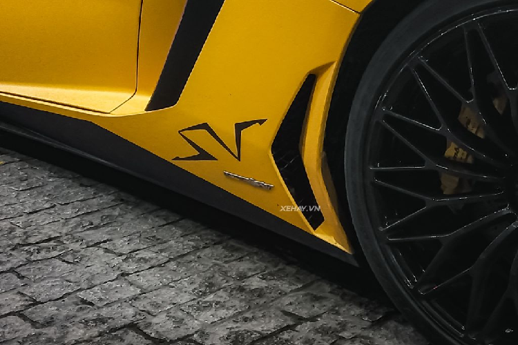 Lamborghini Aventador SV Roadster có trục cơ sở 2.700 mm; kích thước dài x rộng x cao lần lượt là 4.835 x 2.030 x 1.136 mm. Xe được trang bị bộ vành kích thước 20 inch phía trước và 21 inch phía sau, thiết kế đa chấu được sơn đen bắt mắt.