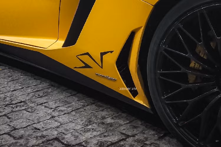 Lamborghini Aventador SV Roadster có trục cơ sở 2.700 mm; kích thước dài x rộng x cao lần lượt là 4.835 x 2.030 x 1.136 mm. Xe được trang bị bộ vành kích thước 20 inch phía trước và 21 inch phía sau, thiết kế đa chấu được sơn đen bắt mắt.