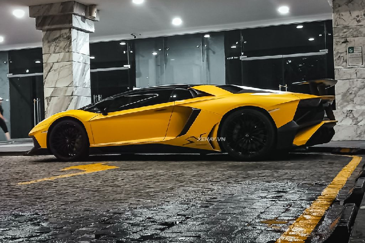 Lamborghini Aventador SV Roadster tại Việt Nam sở hữu lớp sơn vàng nhám Giallo Fides Matt độc đáo mà chưa từng có chiếc Lamborghini nào trong nước sở hữu lúc bấy giờ. Mặc dù đã về nước hơn 7 năm nhưng giao diện của “siêu bò” vẫn còn rất mới.