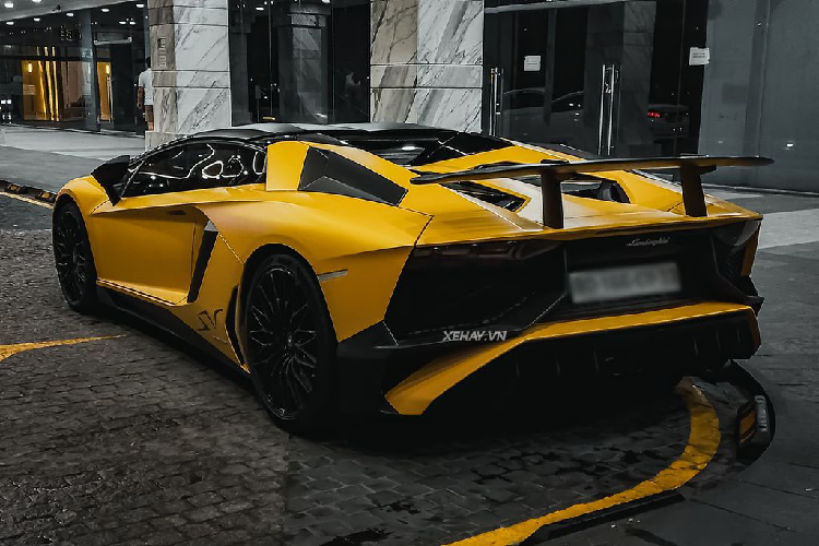 Trọng lượng của Lamborghini Aventador SV Roadster là khoảng 1.574 kg, nặng hơn mẫu coupe 50kg. Một tính năng đặc biệt khác của siêu xe Lamborghini Aventador SV Roadster chính là mui cứng hai mảnh được chế tạo từ sợi carbon bền, rắn chắc mà lại nhẹ.