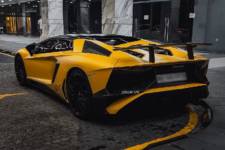 Trọng lượng của Lamborghini Aventador SV Roadster là khoảng 1.574 kg, nặng hơn mẫu coupe 50kg. Một tính năng đặc biệt khác của siêu xe Lamborghini Aventador SV Roadster chính là mui cứng hai mảnh được chế tạo từ sợi carbon bền, rắn chắc mà lại nhẹ.