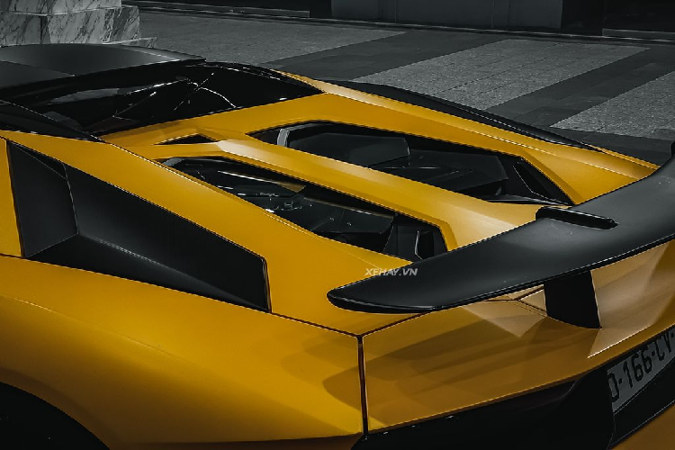 Mỗi nửa của mui cứng trên siêu xe Lamborghini Aventador SV Roadster chỉ nặng chưa tới 6 kg và có thể nằm gọn trong khoang hành lý phía sau. Đặc biệt hơn là tuy có mức giá khổng lồ nhưng mui xe lại có thiết kế đóng/mở kiểu thủ công.