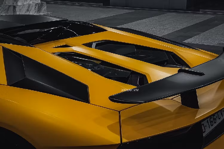 Mỗi nửa của mui cứng trên siêu xe Lamborghini Aventador SV Roadster chỉ nặng chưa tới 6 kg và có thể nằm gọn trong khoang hành lý phía sau. Đặc biệt hơn là tuy có mức giá khổng lồ nhưng mui xe lại có thiết kế đóng/mở kiểu thủ công.