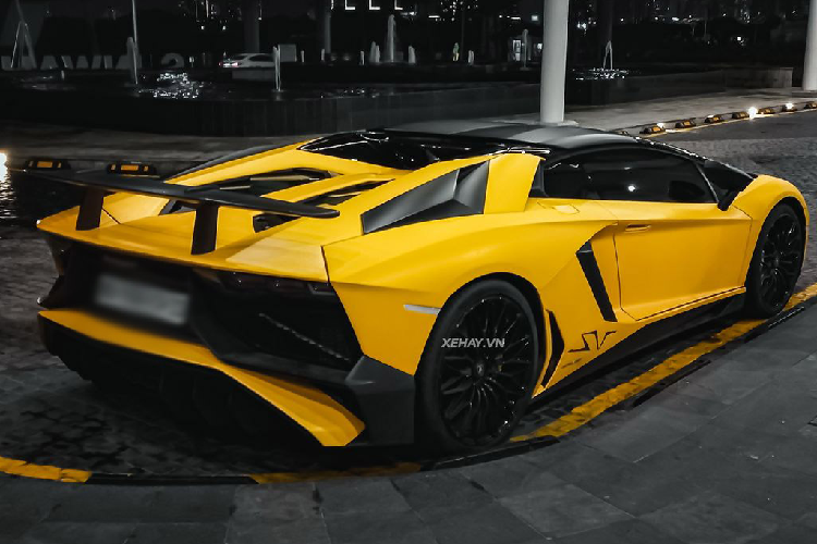 Để tăng thêm tính "kích thích", Lamborghini còn trang bị cho dòng xe này cửa kính chỉnh điện, cho phép âm thanh động cơ "tràn" vào cabin. Hệ thống ống xả kép được chế tạo từ sợi carbon giúp xe tối ưu độ cứng cùng trọng lượng nhẹ.