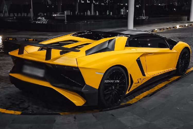 Để tăng thêm tính "kích thích", Lamborghini còn trang bị cho dòng xe này cửa kính chỉnh điện, cho phép âm thanh động cơ "tràn" vào cabin. Hệ thống ống xả kép được chế tạo từ sợi carbon giúp xe tối ưu độ cứng cùng trọng lượng nhẹ.
