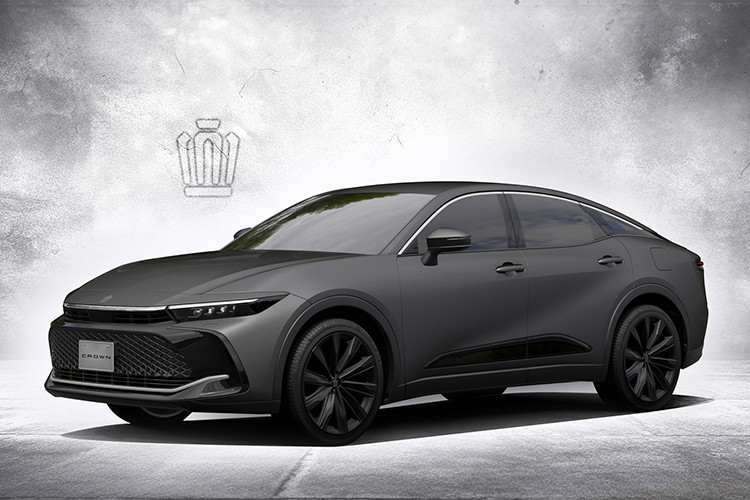 Toyota Crown thế hệ mới đã chính thức ra mắt thị trường vào giữa năm ngoái. Sau hơn 1 năm, mẫu xe này đã được bổ sung phiên bản đặc biệt mới mang tên Toyota Crown Crossover Limited Matte Metal. Phiên bản đặc biệt này được phát triển dựa trên Toyota Crown Crossover.