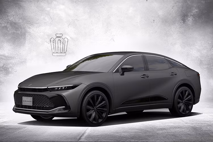 Toyota Crown thế hệ mới đã chính thức ra mắt thị trường vào giữa năm ngoái. Sau hơn 1 năm, mẫu xe này đã được bổ sung phiên bản đặc biệt mới mang tên Toyota Crown Crossover Limited Matte Metal. Phiên bản đặc biệt này được phát triển dựa trên Toyota Crown Crossover.