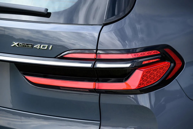 Tại đây, BMW X7 2023 được trang bị hệ thống đèn 2 tầng theo phong cách giống 7-Series thế hệ mới. Cụ thể hơn, dải đèn LED định vị ban ngày kiêm đèn báo rẽ của xe có thiết hình chữ "L" khá mỏng và được đặt phía trên, sát với nắp ca-pô. Trong khi đó, đèn pha LED của xe được thiết kế nằm ngang và đặt bên dưới.