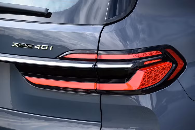 Tại đây, BMW X7 2023 được trang bị hệ thống đèn 2 tầng theo phong cách giống 7-Series thế hệ mới. Cụ thể hơn, dải đèn LED định vị ban ngày kiêm đèn báo rẽ của xe có thiết hình chữ "L" khá mỏng và được đặt phía trên, sát với nắp ca-pô. Trong khi đó, đèn pha LED của xe được thiết kế nằm ngang và đặt bên dưới.