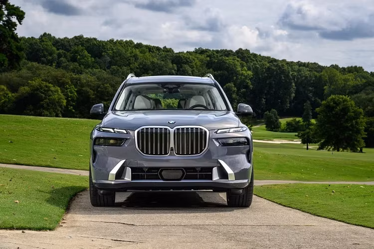 Nhân viên tư vấn bán hàng tại đại lý cũng cho biết thời gian giao BMW X7 2023 cho khách hàng là khoảng tháng 3 năm nay. Hiện THACO vẫn chưa chính thức xác nhận những thông tin này.Như thông tin đã đưa, ở phiên bản nâng cấp, BMW X7 được bổ sung một số chi tiết ngoại thất mới. Những chi tiết này chủ yếu tập trung ở khu vực đầu xe.