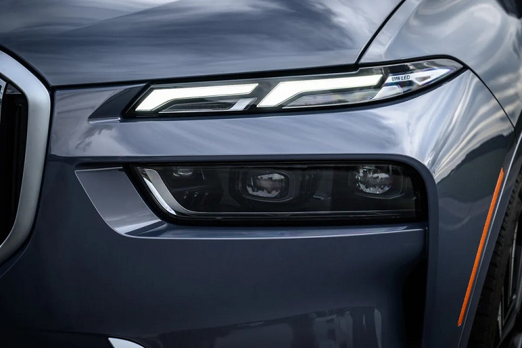 Theo nhân viên tư vấn bán hàng, giá xe BMW X7 2023 bản nâng cấp dự kiến khoảng 7,5 tỷ đồng cho bản xDrive40i Pure Excellence. Nếu đúng như vậy, xe sẽ tăng giá đáng kể so với phiên bản cũ đang bán tại Việt Nam. BMW X7 tại Việt Nam hiện được THACO phân phối với 2 phiên bản là X7 xDrive40i M Sport và X7 xDrive40i Pure Excellence với giá lần lượt 6,099 tỷ và 7,299 tỷ đồng.