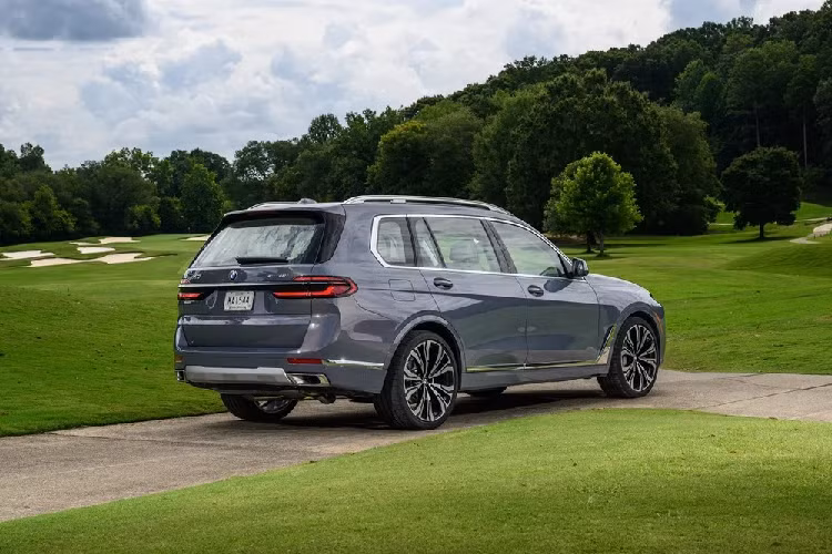 Tương tự ngoại thất, nội thất của mẫu SUV hạng sang cỡ lớn này cũng được làm mới. Nổi bật nhất trong số đó là màn hình cong nằm độc lập trên mặt táp-lô. Đây là sự kết hợp giữa bảng đồng hồ kỹ thuật số 12,3 inch và màn hình cảm ứng trung tâm 14,9 inch. Ngoài ra, trên mặt táp-lô còn xuất hiện dải đèn viền với 15 màu sắc cho người dùng lựa chọn.