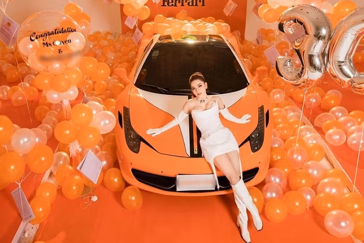 "Vì em xứng đáng có một tuổi 30 rực rỡ như thế, mừng 30 tuổi, mừng những cột mốc tuyệt vời", hot girl 9X Tú Quyên chia sẻ trạng thái trên trang cá nhân của mình kèm những hình ảnh về món quà siêu to bự là chiếc siêu xe Ferrari 458 Spider.