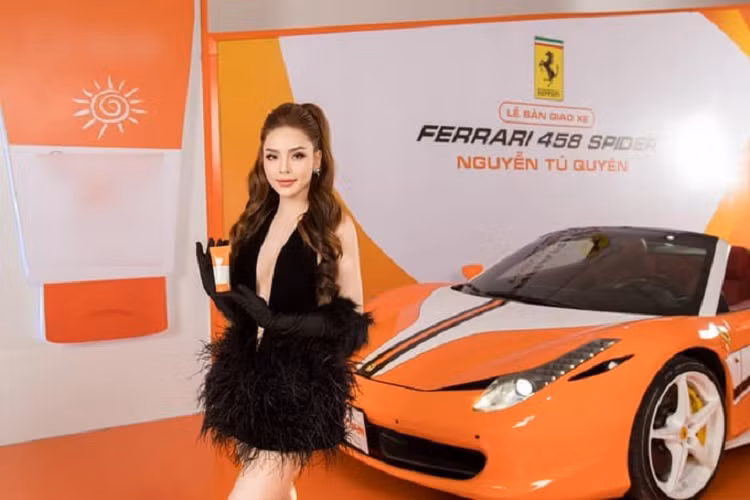 So với phiên bản Ferrari 458 Italia, siêu xe mui trần Ferrari 458 Spider của hot girl 9X đến từ Bến Tre mới mua sử dụng loại mui xếp cứng có thể đóng hoặc mở mui chỉ trong thời gian từ 14 đến 16 giây. Thậm chí người lái vẫn có thể mở mui ngay khi xe đang di chuyển nhưng tốc độ phải dưới 50 km/h.