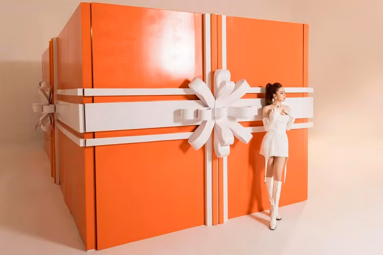 Mmới đây, 1 cô gái có tên Tú Quyên, sinh năm 1993, đến từ tỉnh Bến Tre đã gây bất ngờ cho cộng đồng mạng khi chơi lớn tự tặng bản thân chiếc siêu xe mui trần Ferrari 458 Spider chục tỷ đồng.