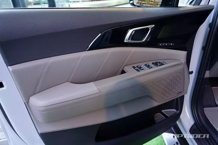 2 tùy chọn động cơ còn lại của xe không có gì thay đổi so với trước. Đầu tiên là động cơ xăng Smartstream G3.5 GDI V6, tạo ra công suất tối đa 290 mã lực và mô-men xoắn cực đại 355 Nm. Thứ hai là động cơ diesel Smartstream 4 xi-lanh, tăng áp, dung tích 2.2L, sản sinh công suất tối đa 202 mã lực và mô-men xoắn cực đại 441 Nm.