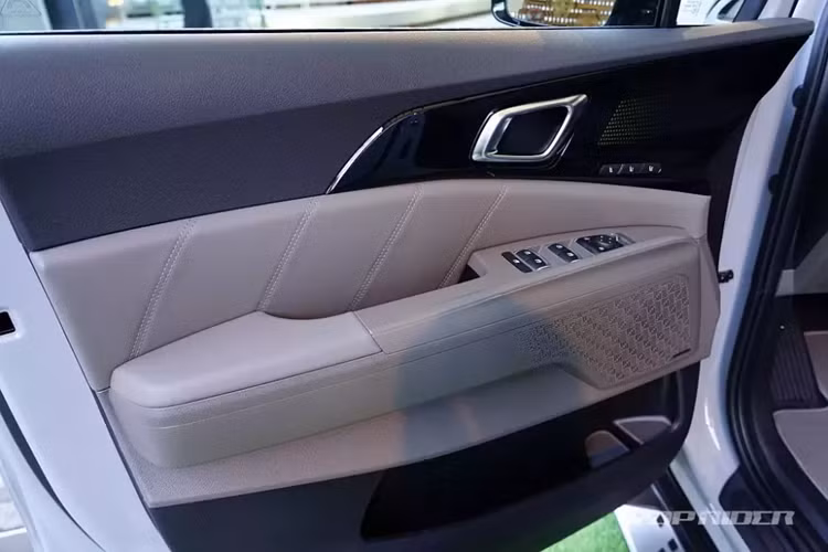 2 tùy chọn động cơ còn lại của xe không có gì thay đổi so với trước. Đầu tiên là động cơ xăng Smartstream G3.5 GDI V6, tạo ra công suất tối đa 290 mã lực và mô-men xoắn cực đại 355 Nm. Thứ hai là động cơ diesel Smartstream 4 xi-lanh, tăng áp, dung tích 2.2L, sản sinh công suất tối đa 202 mã lực và mô-men xoắn cực đại 441 Nm.