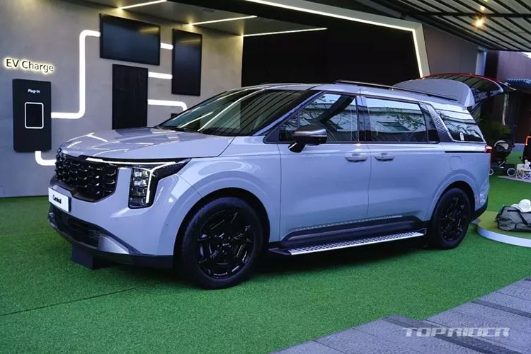 Được áp dụng cho phiên bản Signature cao cấp nhất của xe, gói Gravity mang đến những chi tiết ngoại thất khác biệt như lưới tản nhiệt, vành la-zăng, baga nóc, ốp mạ crôm ở cột C/cửa/cửa cốp và ốp gầm giả trước/sau màu bạc tối. Mục đích của gói ngoại thất này là giúp Kia Carnival 2024 trông giống xe SUV hơn.