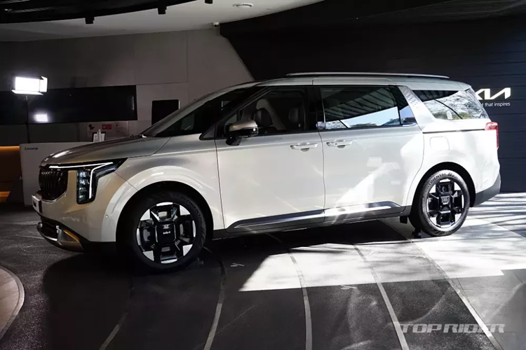 Lượng nhiên liệu tiêu thụ trung bình của Kia Carnival 2024 bản 9 chỗ, dùng vành 18 inch là 11 lít/100 km với động cơ xăng, 7,6 lít/100 km với động cơ diesel và 7,1 lít/100 km với động cơ hybrid.