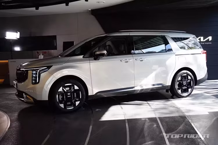 Lượng nhiên liệu tiêu thụ trung bình của Kia Carnival 2024 bản 9 chỗ, dùng vành 18 inch là 11 lít/100 km với động cơ xăng, 7,6 lít/100 km với động cơ diesel và 7,1 lít/100 km với động cơ hybrid.