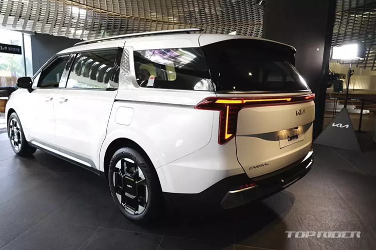 Khi mua Kia Carnival mới, khách hàng Hàn Quốc có thể chọn các màu sắc như trắng ngà, trắng ngọc trai, xanh dương, đen, xám và bạc. Sau Hàn Quốc, mẫu MPV này sẽ tiếp tục ra mắt những thị trường khác trên thế giới như Việt Nam.