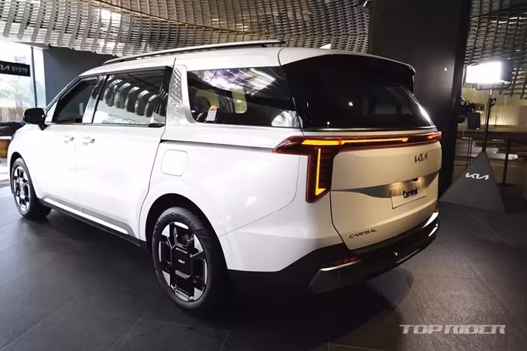 Khi mua Kia Carnival mới, khách hàng Hàn Quốc có thể chọn các màu sắc như trắng ngà, trắng ngọc trai, xanh dương, đen, xám và bạc. Sau Hàn Quốc, mẫu MPV này sẽ tiếp tục ra mắt những thị trường khác trên thế giới như Việt Nam.