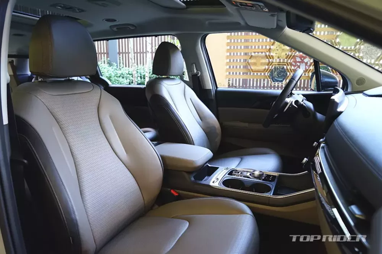 Bên trong Kia Carnival 2024 ở thị trường Hàn Quốc là 2 cấu hình chỗ ngồi, bao gồm 9 chỗ và 7 chỗ.