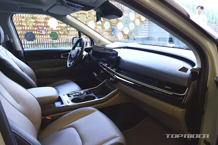 Tiếp đến là hệ thống E-Ride giúp giảm thiểu cảm giác rung lắc xe khi chạy qua gờ giảm tốc và hệ thống E-handling nhằm cải thiện độ nhạy bén khi đánh lái hoặc độ ổn định khi ôm cua. Theo hãng Kia, giảm xóc của mẫu xe này đã được cải tiến để giảm cảm giác say xe cho hành khách phía sau khi chạy qua đoạn đường không bằng phẳng.