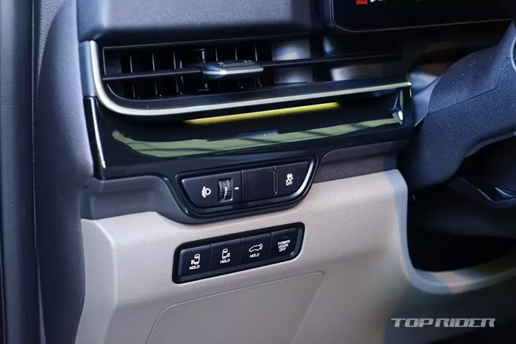 Điểm nhấn còn lại của Kia Carnival thế hệ mới chính là động cơ hybrid mới. Phiên bản hybrid của xe dùng động cơ xăng 4 xi-lanh, tăng áp, dung tích 1.6L, sản sinh công suất tối đa 180 mã lực. Động cơ kết hợp với mô-tơ điện mang đến sức mạnh tổng cộng 245 mã lực và mô-men xoắn cực đại 367 Nm.