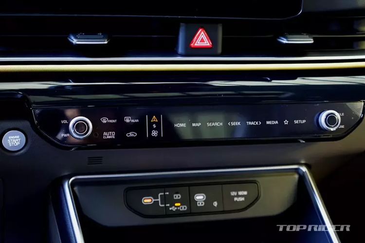 Trong khi đó, khu vực chỉnh điều hòa và màn hình thông tin giải trí được ghép vào làm một với 2 núm xoay mới.