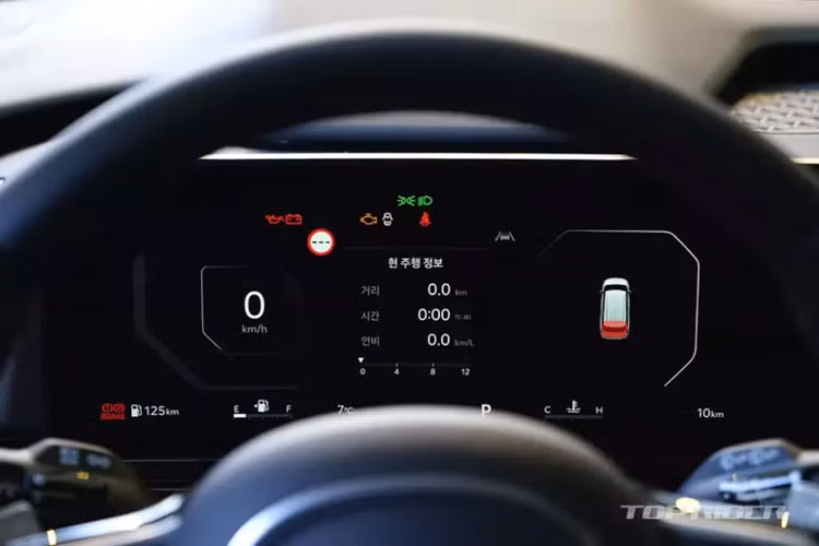 Để đáp ứng mong muốn của khách hàng, hãng Kia đã trang bị những tính năng an toàn mới như hệ thống hỗ trợ lái trên cao tốc thế hệ thứ 2 (HDA2), bao gồm cả hỗ trợ chuyển làn đường, cho Carnival 2024. Thêm vào đó là hệ thống hỗ trợ tránh va chạm sớm, hỗ trợ giới hạn tốc độ thông minh, cảnh báo khoảng cách an toàn phía trước/sau/bên sườn khi đỗ xe, rung vô lăng để cảnh báo và 8 túi khí.